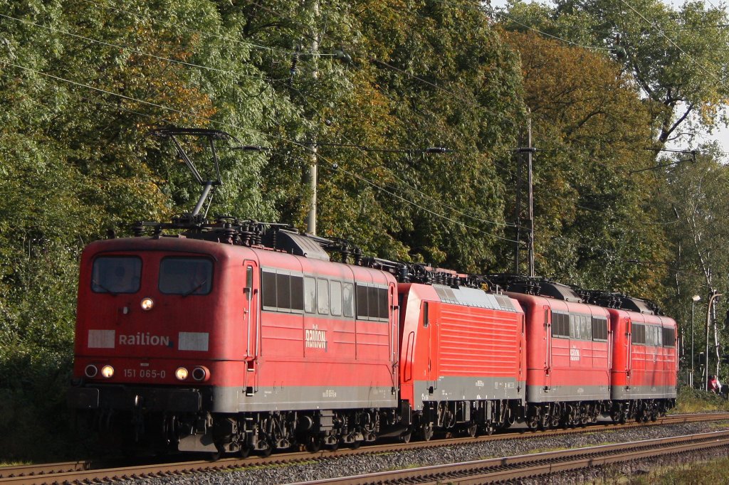 Die 151 zieht am 25.9.11 die 189 021,die 151 070 und die 151 055 durch Ratingen-Lintorf.