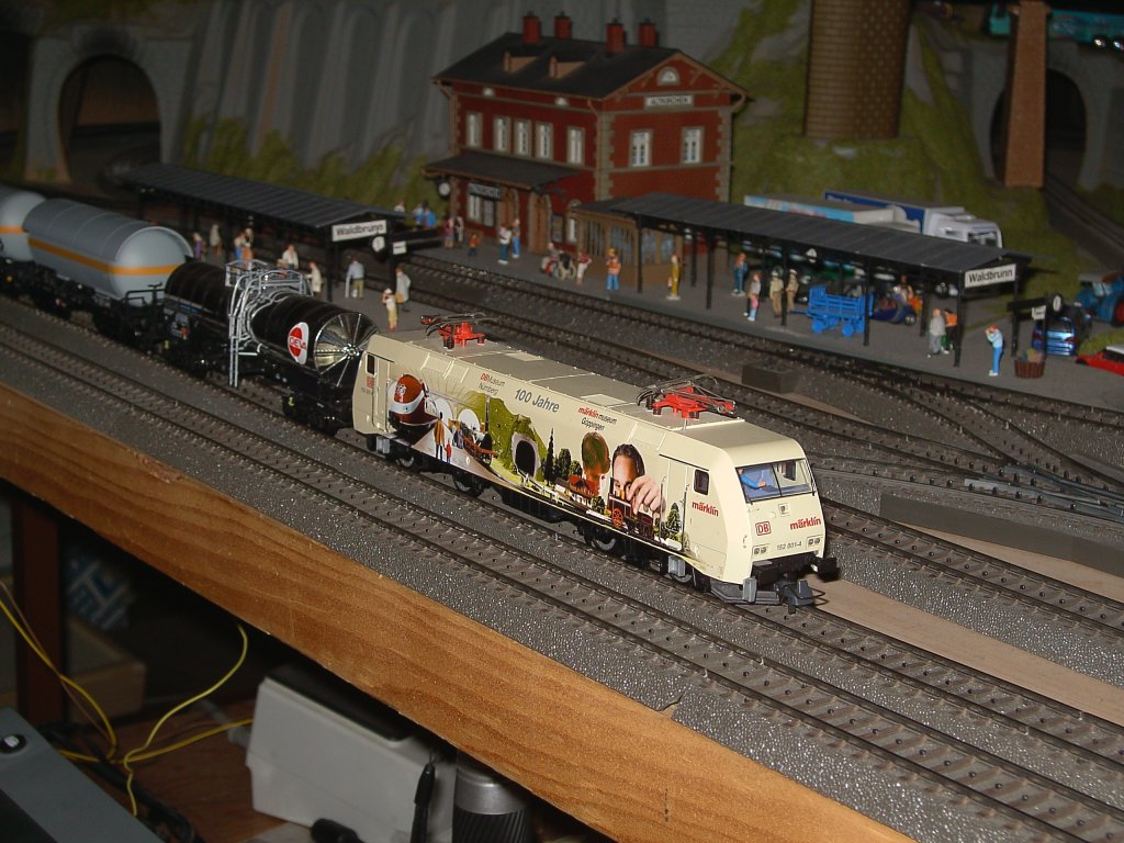 Die 152 001 (100 Jahre Verkehrsmuseum)  hat den Gterzug bernommen und wartet auf die Ausfahrt. 