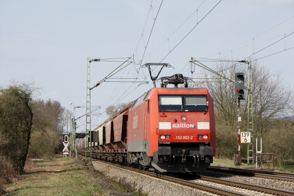 Die 152 002-2 fuhr am 26.03.2011 durch Engers.