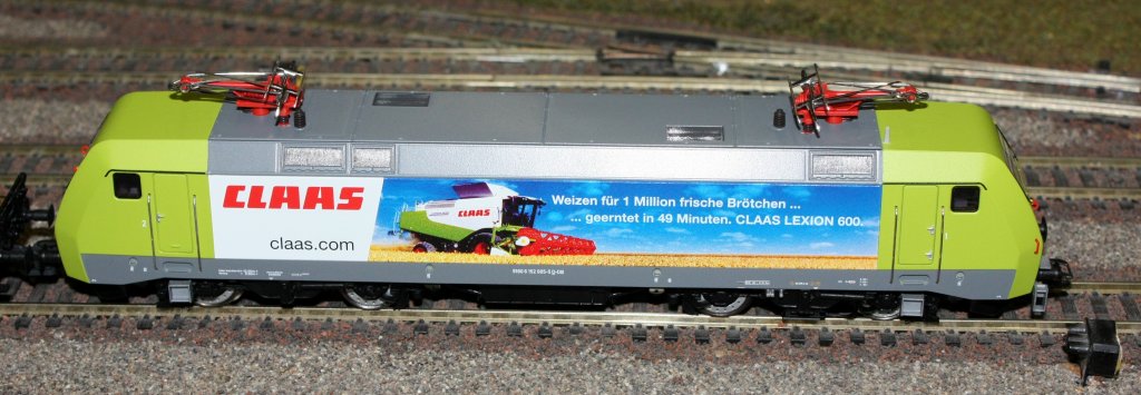 Die 152 005 mit Claas-Werbung auf der internationalen Modellbahnausstellung Kln am 20.11.2010 in Kln Deutz.