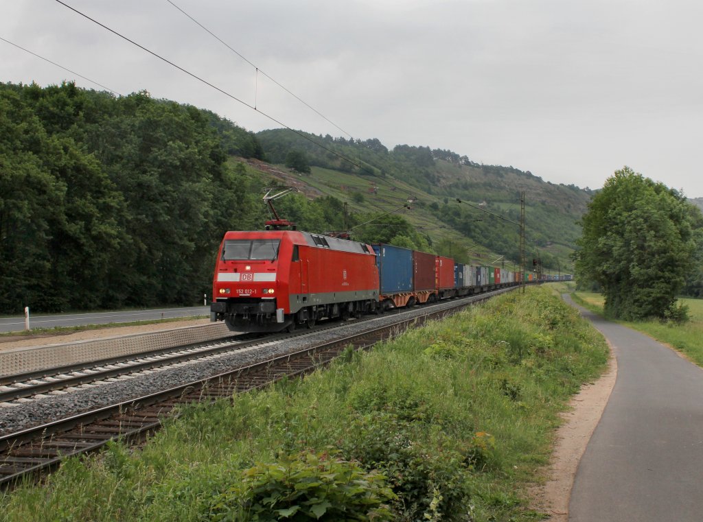 Die 152 012 mit einem Containerzug am 02.06.2012 unterwegs bei Gambach.
