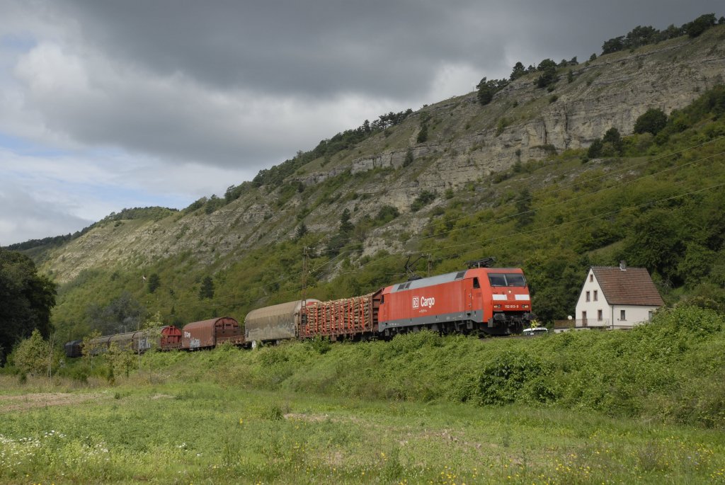 Die 152 013 mit einem Gemischten Gterzug hier bei Gambach, dieser Zug fhrt in Richtung Wrzburg!!!