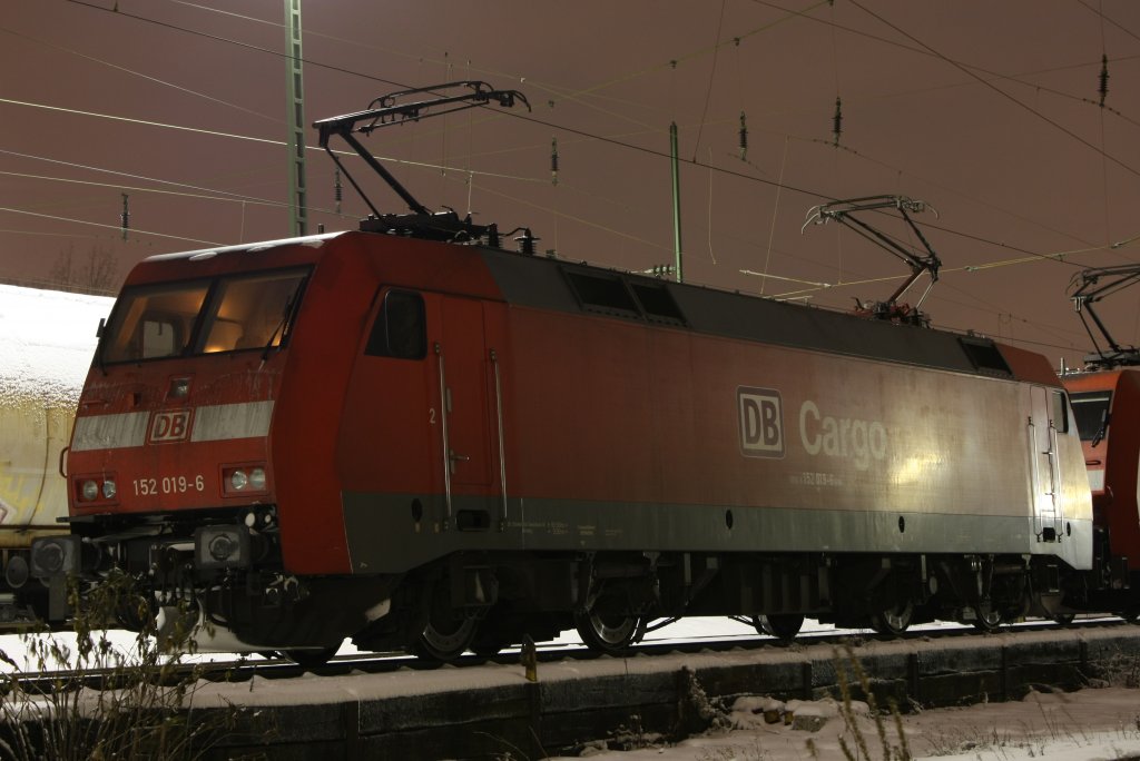 Die 152 019-6 stand am Abend des 18.12.2010 in Aachen West abgestellt.