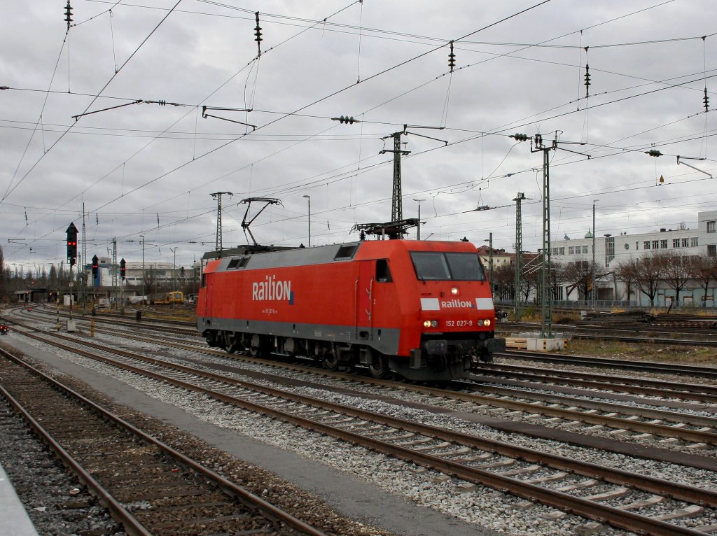 Die 152 027 am 04.12.2011 bei der Durchfahrt in Mnchen Ost.