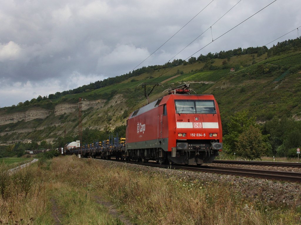 Die 152 034 am 29.08.2009 mit einem Gterzug unterwegs bei Thngersheim. 