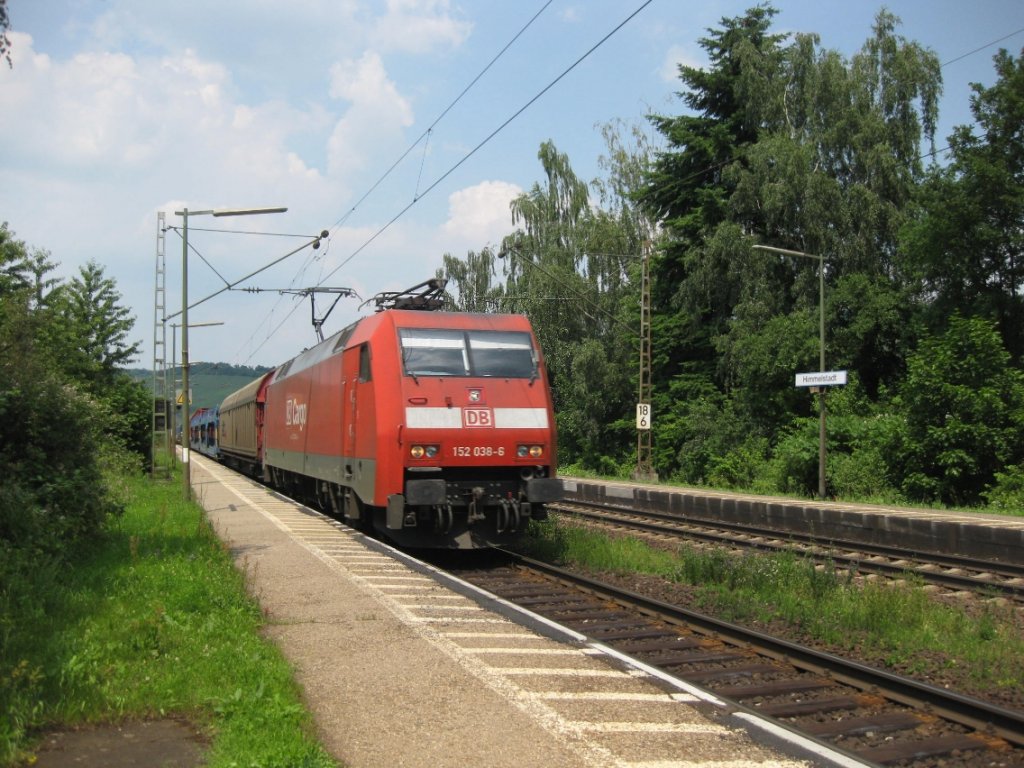 Die 152 038-6 durchfuhr am 25.6.10 mit gemischtem Gterzug den BAhnhof Himmelstadt in Richtung Wrzburg.
