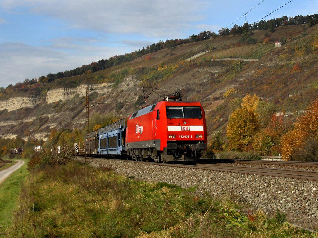 Die 152 038 am 30.10.2010 mit einem Gterzug unterwegs bei Thngersheim.