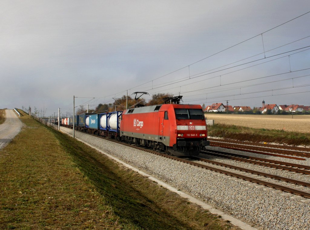 Die 152 048 mit einem KLV-Zug am 29.10.2011 unterwegs bei Hattenhofen.
