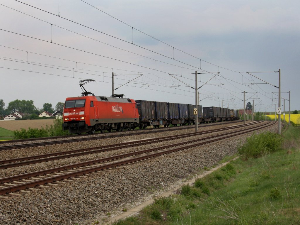 Die 152 063 am 28.04.2011 mit einem TFG Containerzug unterwegs bei Hebertshausen. 