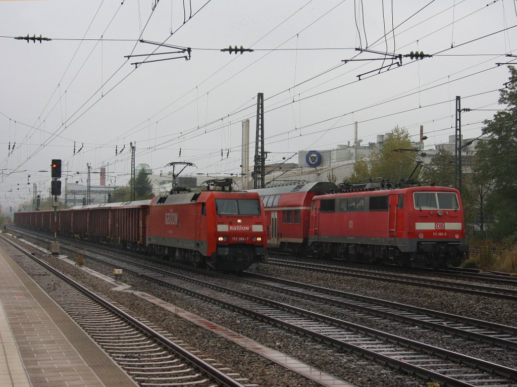 Die 152 066 mit einem Eanos Ganzzug und die 111 180 mit einem RE am 17.10.2010 bei der Durchfahrt am Heimeranplatz. (M�nchen)