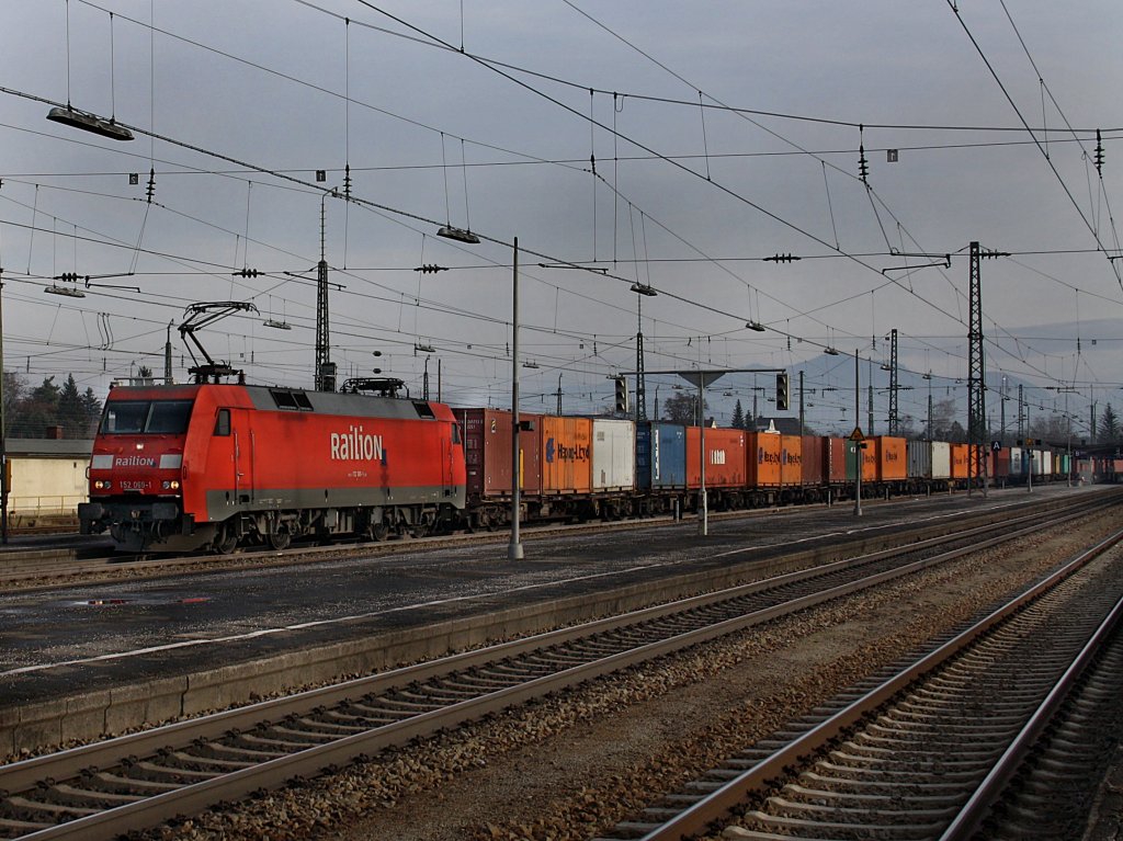 Die 152 069 am 01.01.2010 mit einem Containerzug bei der Durchfahrt in Freilassing. 