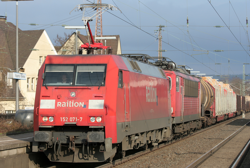 Die 152 071-7 zieht die 155 108-4 mit einem Gz durch Wuppertal Vohwinkel am 12.02.2011