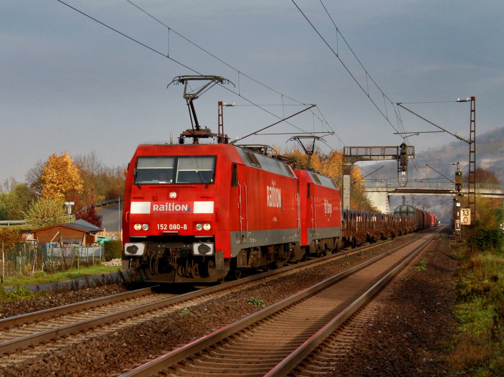 Die 152 080 und die 152 043 am 30.10.2010 mit einem Gterzug unterwegs bei Thngersheim. 