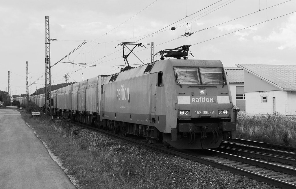 Die 152 080 fuhr mit ihrem inno freight nach Nrnberg Rbf. Hier kurz nach Zapfendorf am 09.08.2010.