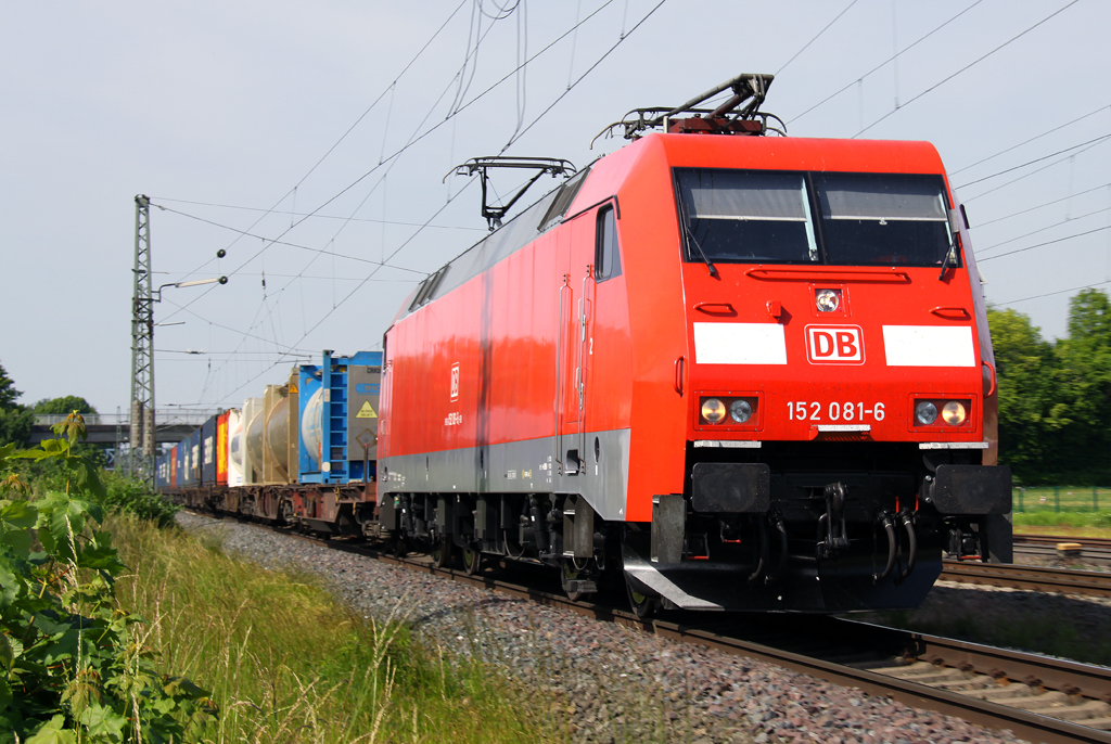 Die 152 081-6 zieht einen Containerzug durch Bohmte am 18.06.2013
