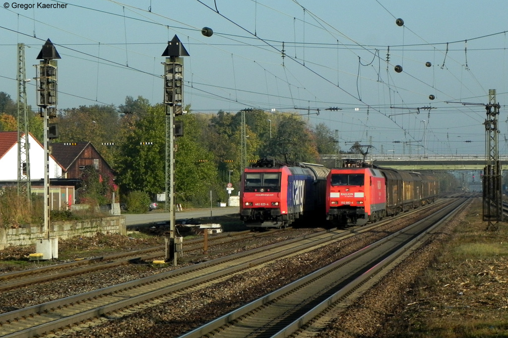 Die 152 082-4 berholt mit Ihrer Fuhre einen Gterzug, der mit 482 025-4 bespannt ist, in Graben-Neudorf. Aufgenommen am 22.10.2011.