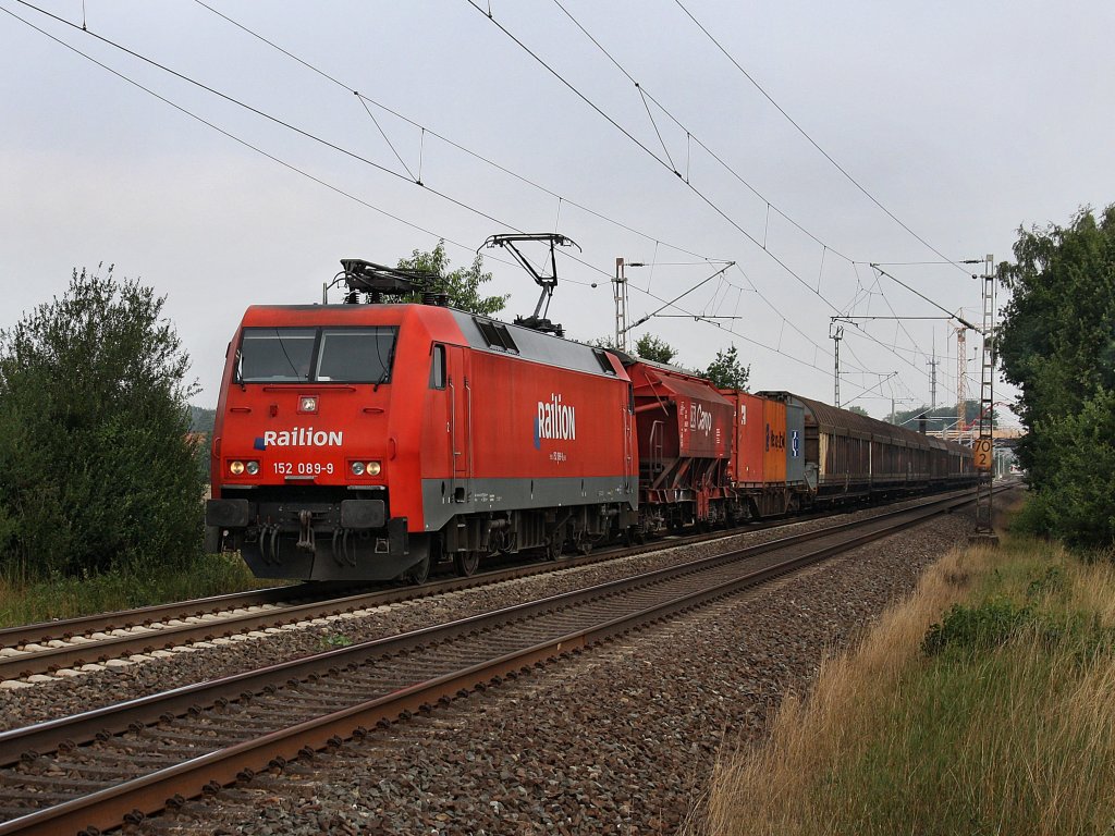 Die 152 089 am 12.08.2010 mit einem Gterzug unterwegs bei Eystrup. 