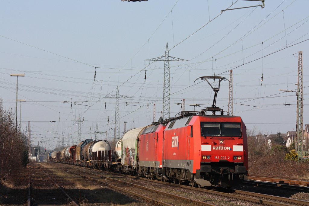 Die 152 097 zog am 15.3.12 die 185 146 und einen gemischten G�terzug durch Ratingen-Lintorf.