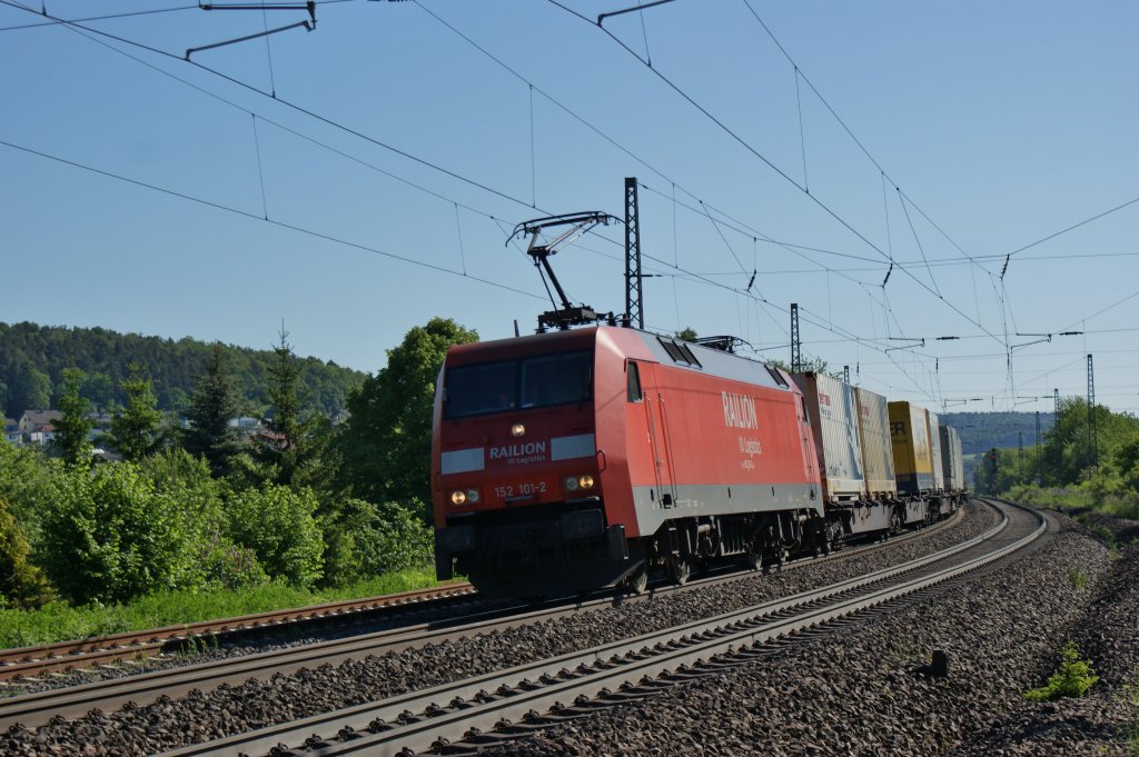 Die 152 101-2 mit einen Containerzug am 06.06.2013 am Gtzenhof. 
