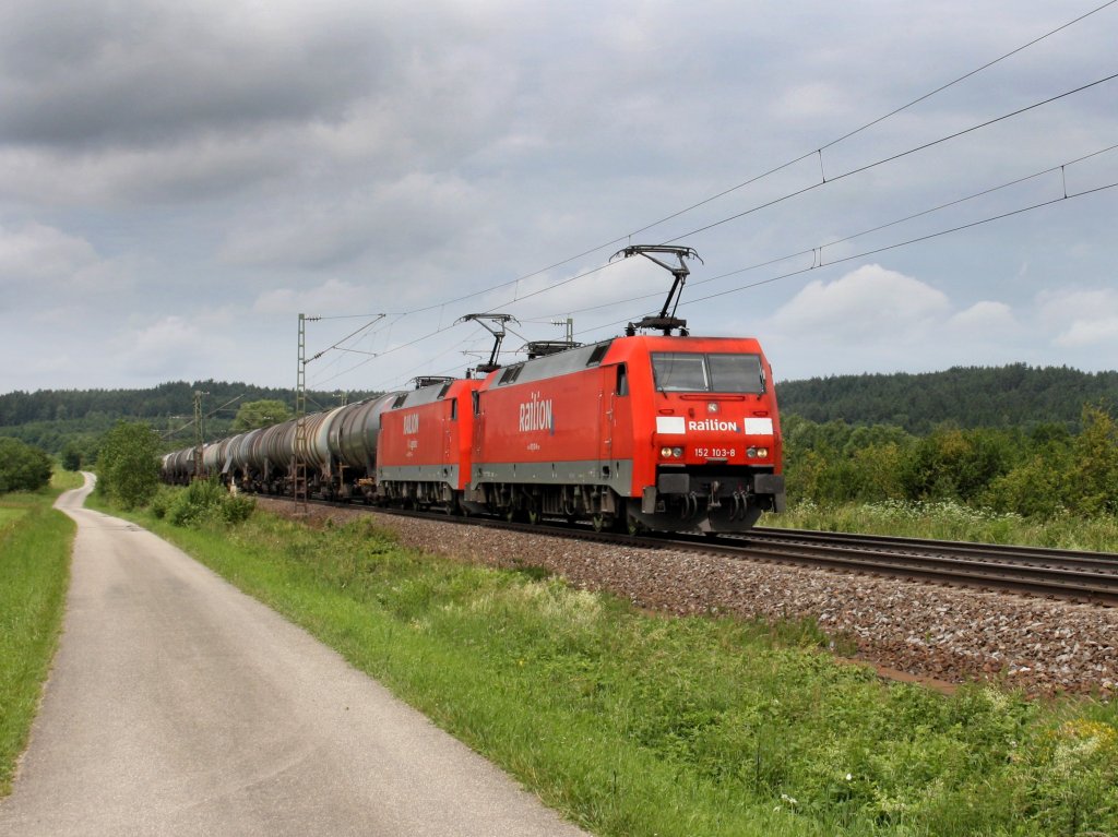 Die 152 103 und die 152 127 am 21.06.2011 mit einem Kesselwagenzug unterwegs bei Plling. 