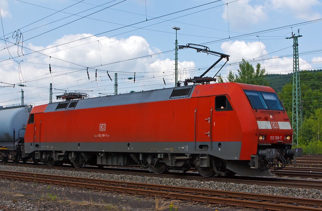 Die 152 108-7 der DB Schenker Rail mit einem Kesselwagenzug, fährt am 06.07.2013 Richtung Siegen, hier kurz vor dem Bf Betzdorf/Sieg. 
Die 152er bzw. Siemens ES64F wurde 2000 von Siemens unter der Fabriknummer 20235 gebaut, die hat sie kompl. NVR-Nr. 91 80 6 152 108-7 D-DB und die EBA 96Q15A 108. 
Diese Lokomotiven mit der Achsformel Bo'Bo' haben eine Dauerleistung von 6.400 kW und eine Höchstgeschwindigkeit von 140 km/h.
