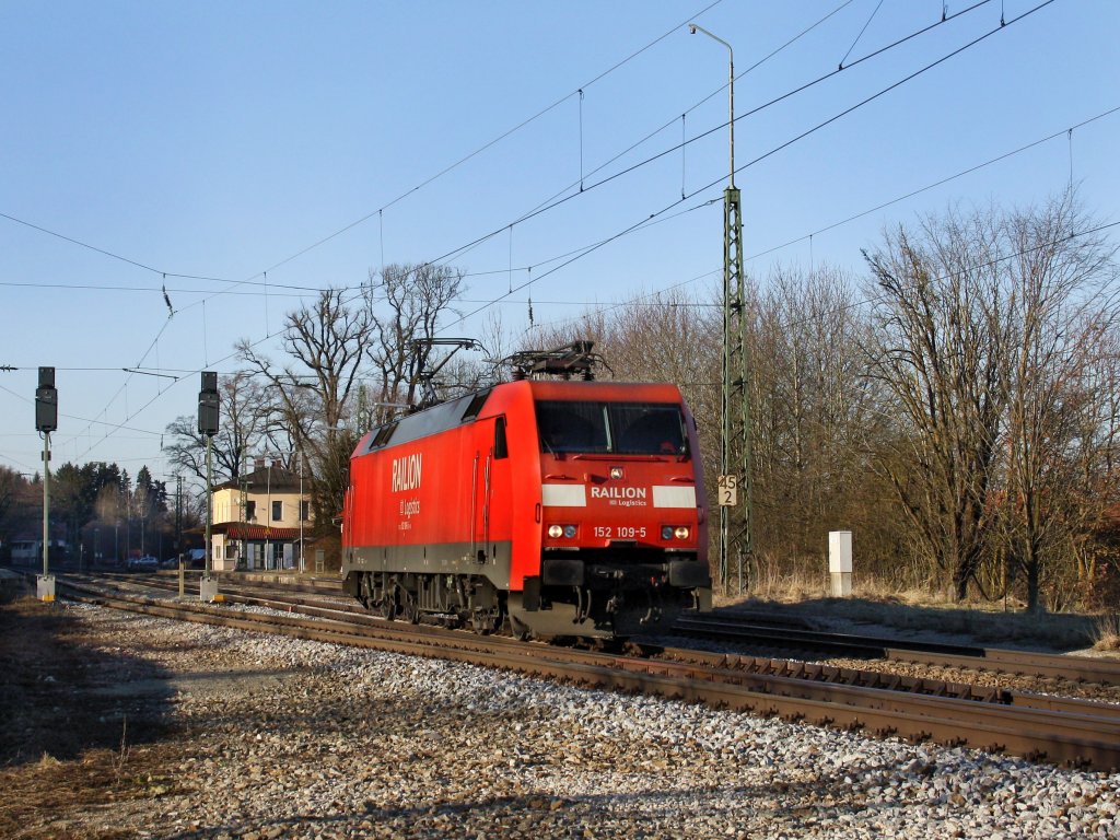 Die 152 109 am 26.02.2011 bei der Durchfahrt in A�ling. 