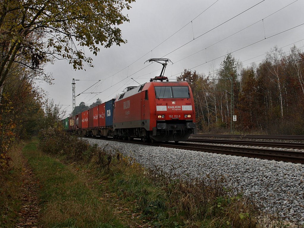 Die 152 112 am 31.10.2009 mit einem Containerzug unterwegs bei Haar (Mnchen)