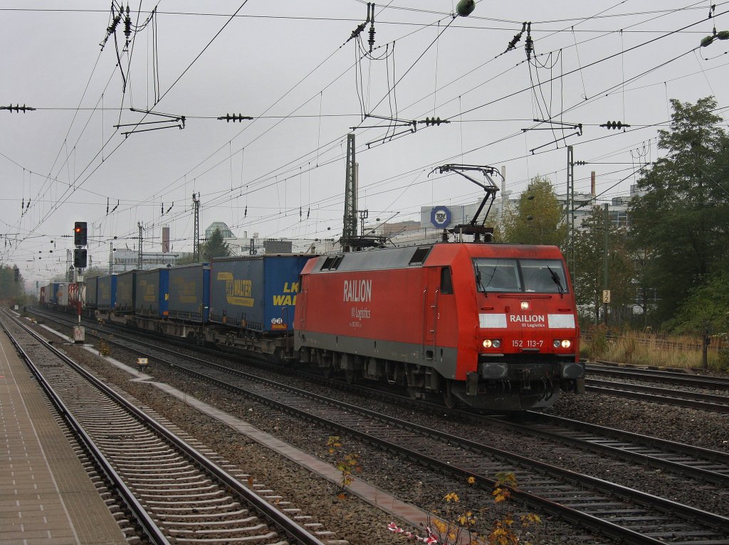 Die 152 113 am 17.10.2010 mit einem KLV-Zug bei der Durchfahrt am Heimeranplatz. (Mnchen)