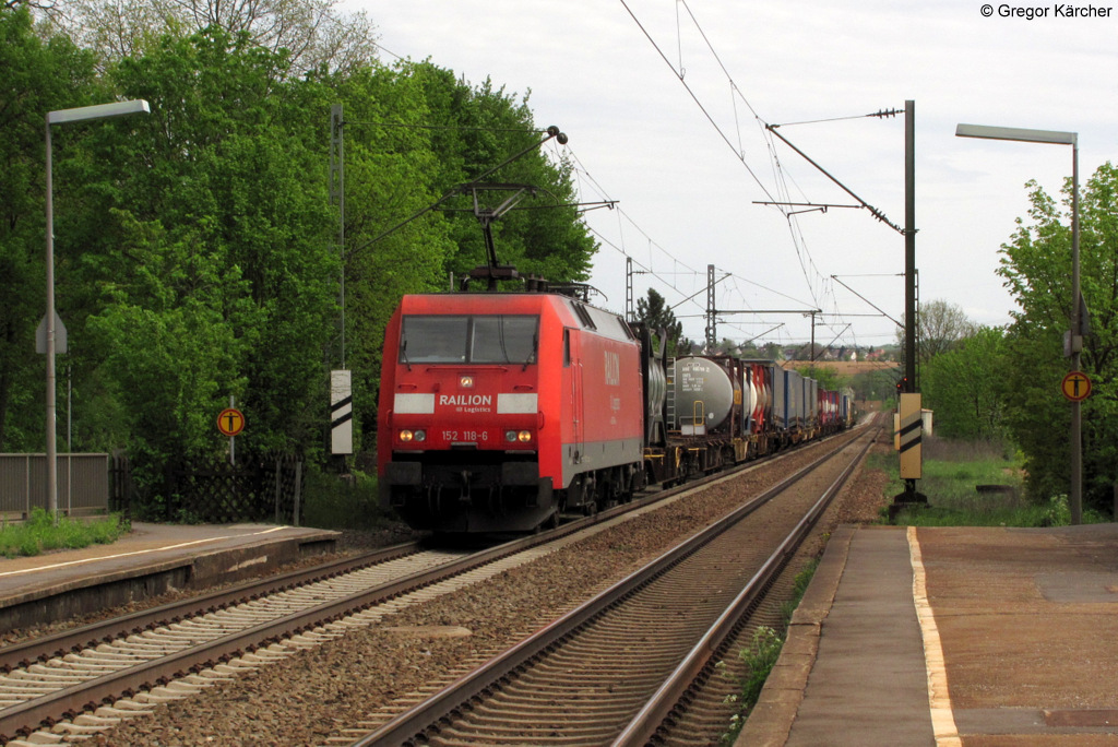 Die 152 118-6 passiert mit einem Gterzug den Haltepunkt tisheim. Aufgenommen am 01.05.2012.