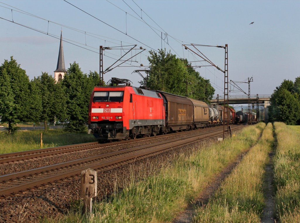 Die 152 122 mit einem Gterzug am 02.06.2012 unterwegs bei Thngersheim.