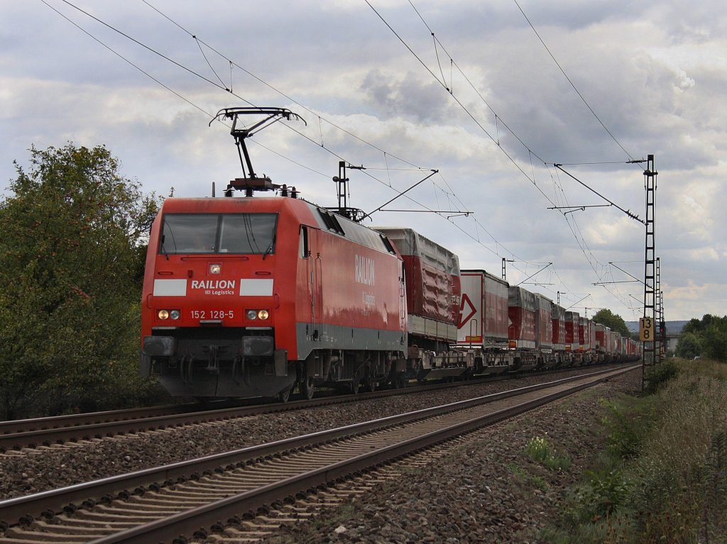 Die 152 128 am 29.08.2009 mit einem KLV-Zug unterwegs bei Th�ngersheim. 