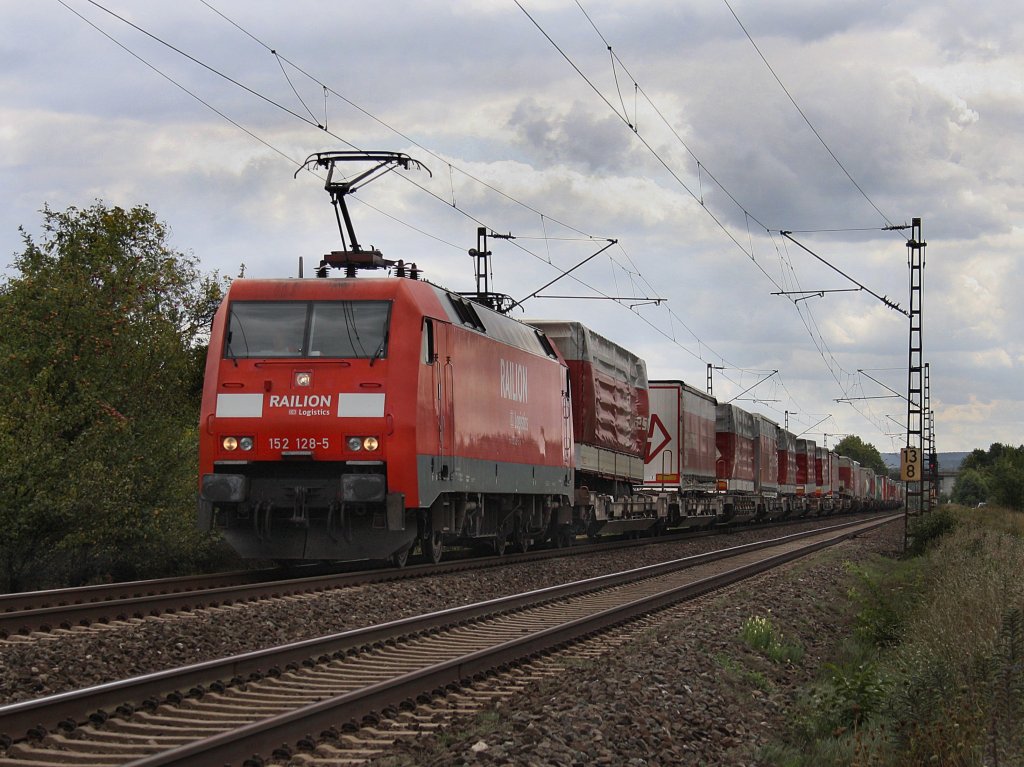 Die 152 128 am 29.08.2009 mit einem KLV-Zug unterwegs bei Thngersheim. 