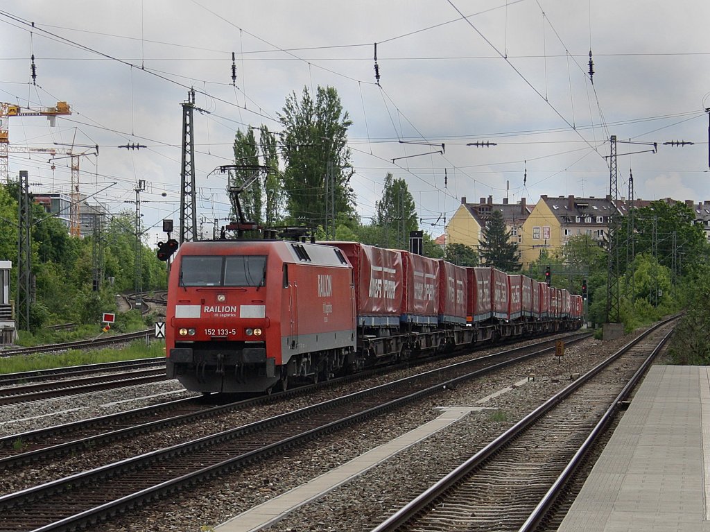 Die 152 133 am 16.05.2009 mit dem Winner KLV-Zug bei der Durchfahrt am Heimeranplatz (Mnchen).