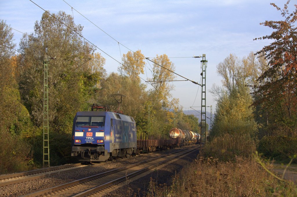 Die 152 136-8 am 27.10.2011 in Unkel.

