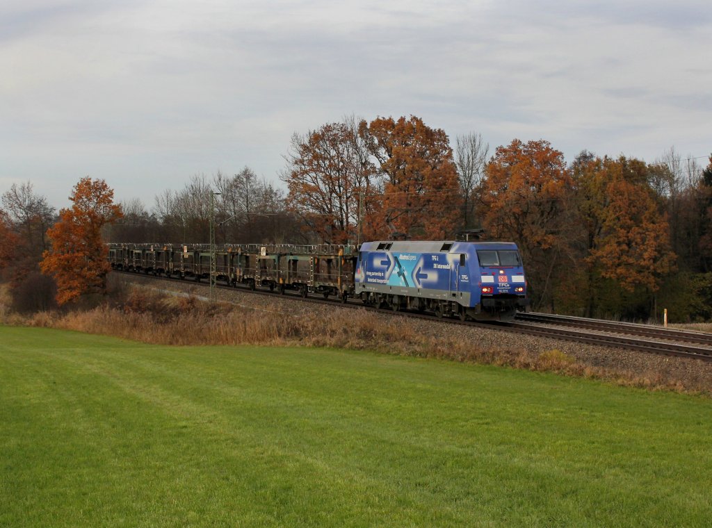 Die 152 137 mit einem leeren Autozug am 10.11.2012 unterwegs bei Hilperting.