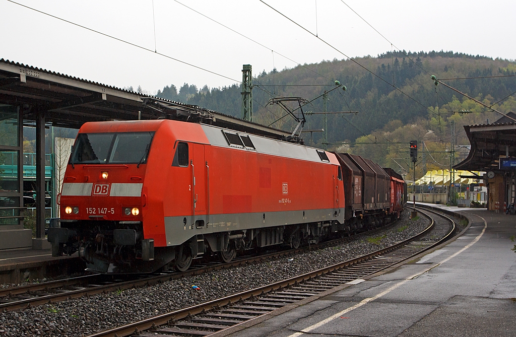 Die 152 147-5 der DB Schenker Rail mit einem gem. Güterzug fährt am 27.04.2013, bei leichten Regen, durch den Bahnhof Betzdorf/Sieg in Richtung Köln.