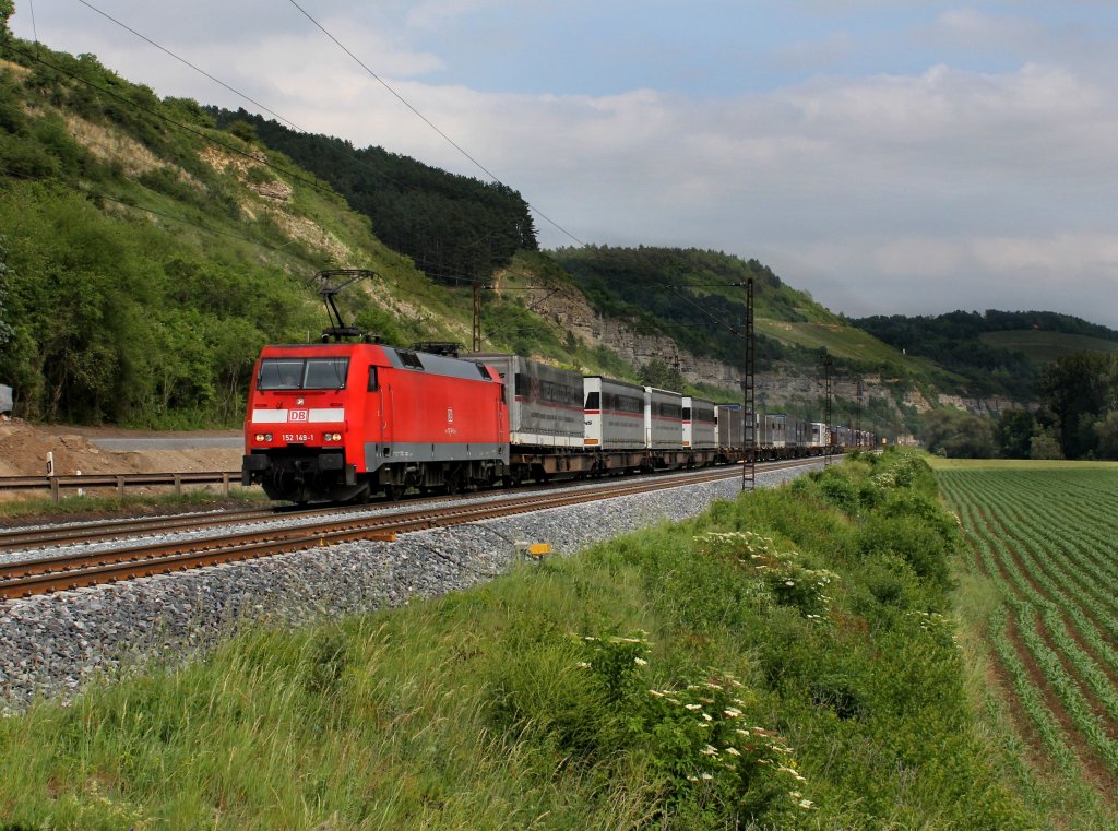 Die 152 149 mit einem KLV-Zug am 02.06.2012 unterwegs bei Karlstadt.