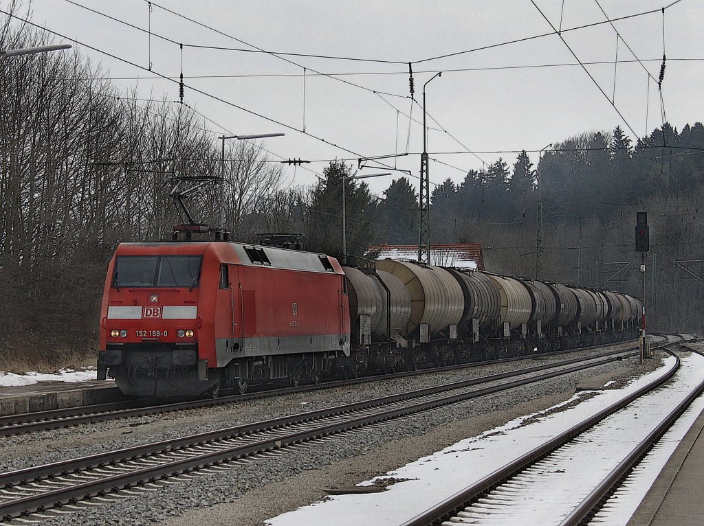 Die 152 159 am 13.03.2010 mit einem Kesselwagenzug bei der Durchfahrt in Aling. 