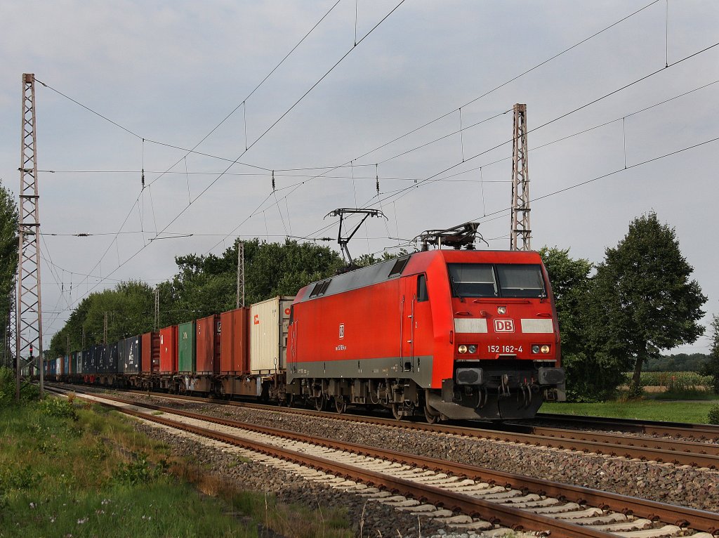 Die 152 162 am 10.08.2010 mit einem Containerzug unterwegs bei D�rverden.