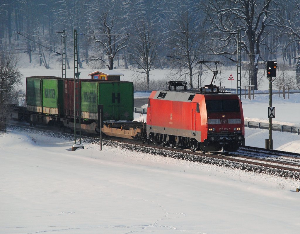 Die 152 165 hatte am 30.12.2010 den Hangartener auf der Frankenwaldbahn am Hacken.