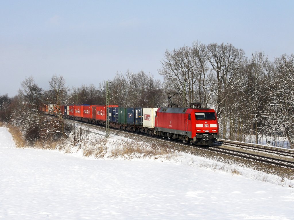 Die 152 167 am 04.12.2010 mit einem Containerzug unterwegs bei Hilperting.