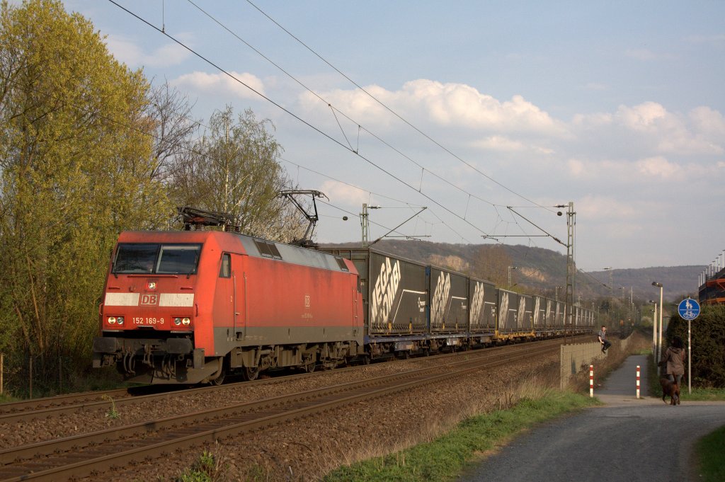 Die 152 169-9 mit dem MegaCombi am 03.04.2012 in Bonn Limperich.