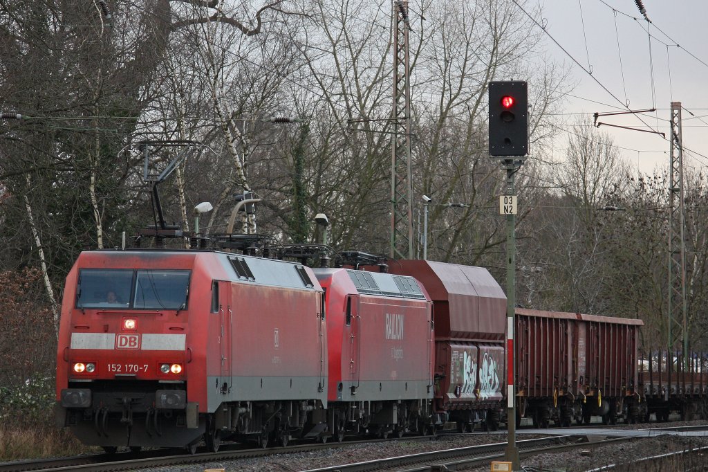 Die 152 170 zieht am 5.1.12 die 145 057 und einen gemischten G�terzug durch Ratingen-Lintorf.
