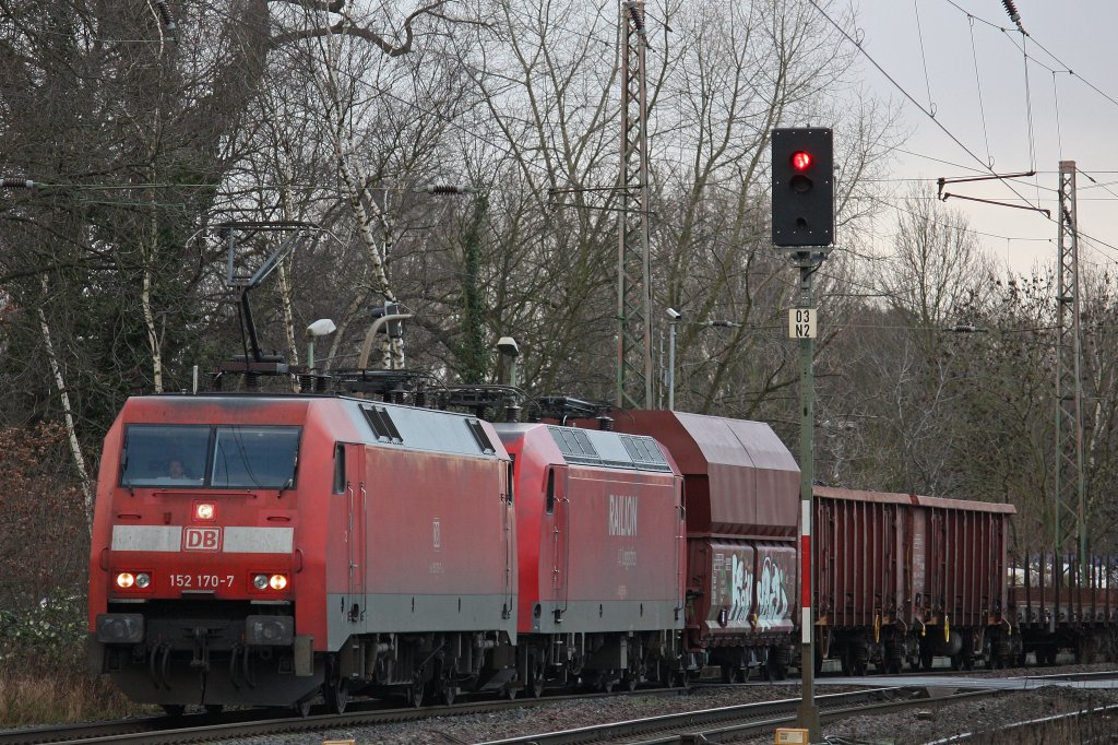 Die 152 170 zieht am 5.1.12 die 145 057 und einen gemischten Gterzug durch Ratingen-Lintorf.
