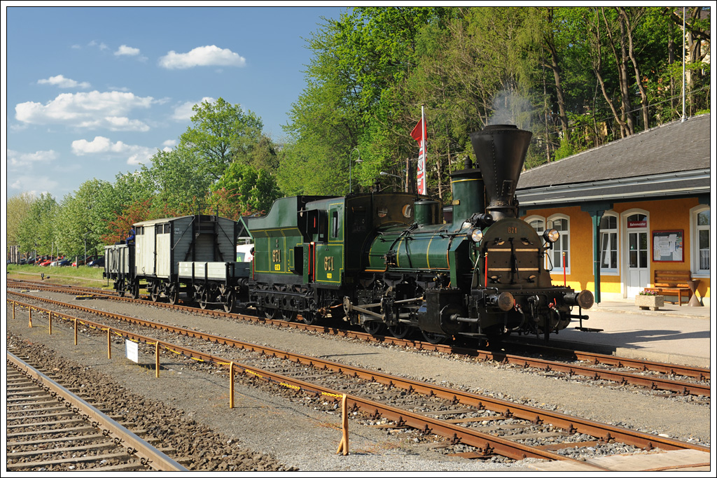 Die 152 Jahre alte 671 der GKB am 1. Mai 2012 mit einer historischen Güterzugsgarnitur in Lieboch. 