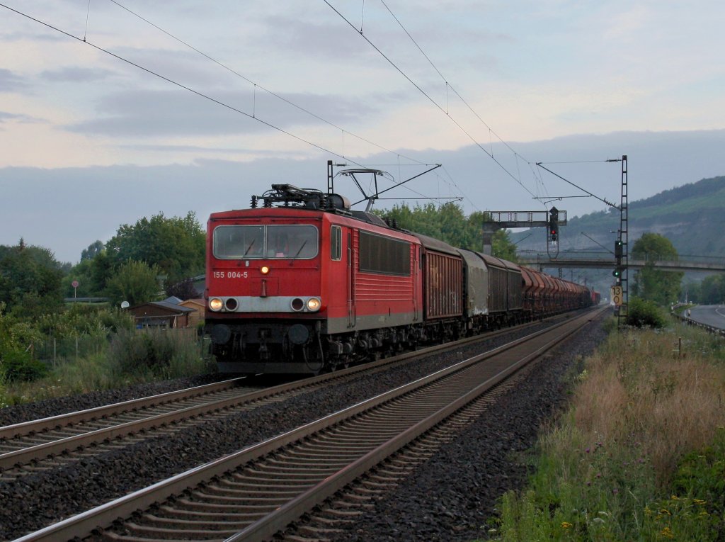 Die 155 004 am 30.07.2011 mit einem Gterzug unterwegs bei Thngersheim. 