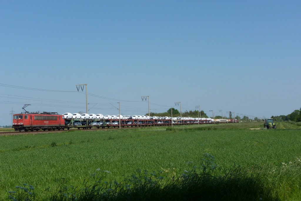Die 155 028 fuhr am 25.05.2012 mit einem Gterzug nach Emden, hier bei Petkum.