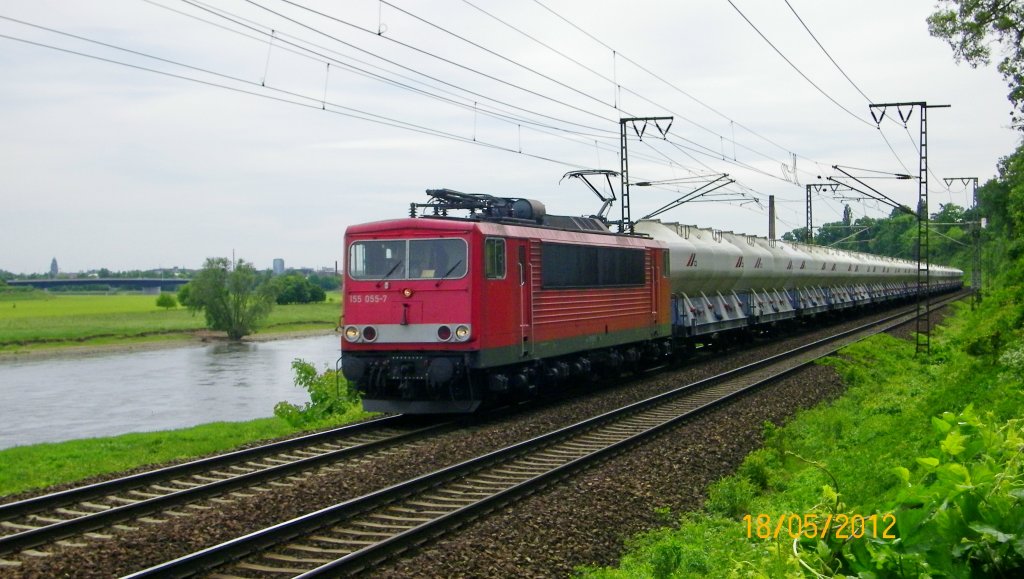 die 155 055-7 an der Spitze eines Zementzuges entlang der Elbe kurz vorm HP Dresden-Kemnitz am 18.5.12
