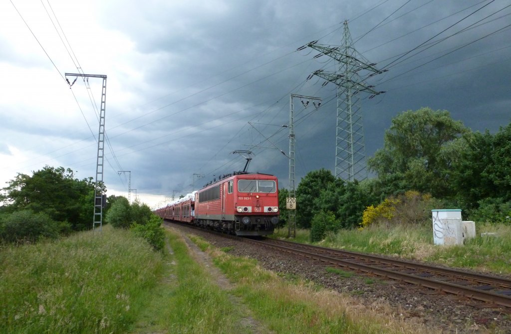 Die 155 063-1 fuhr am 08.06.2012 mit einem Gterzug von Osnabrck nach Emden, hier kurz vor Leer.