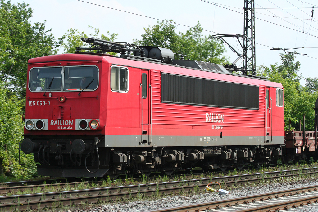 Die 155 068-0 durchfhrt Duisburg Neudorf am 28.05.2010